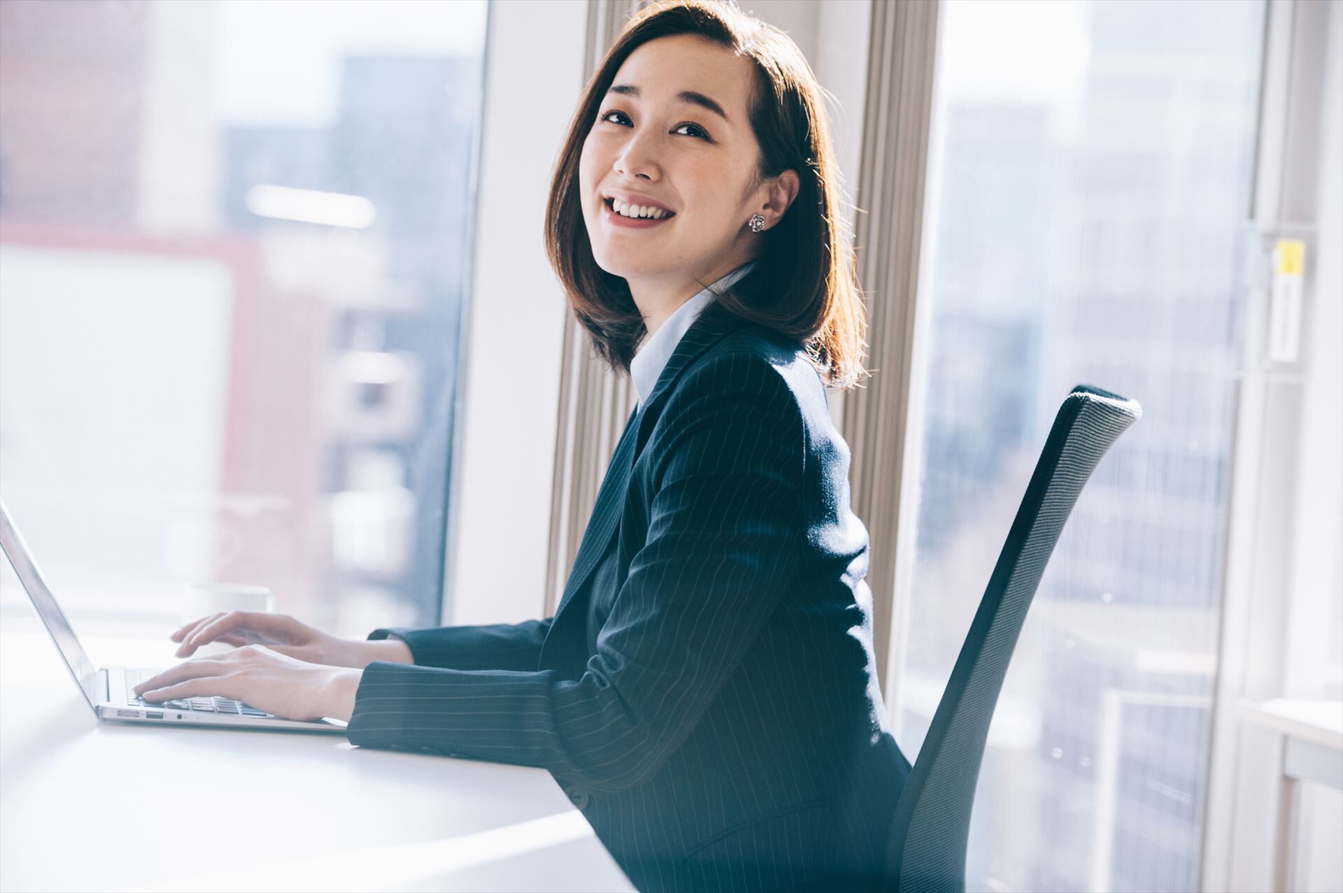 振りむく女性スタッフ